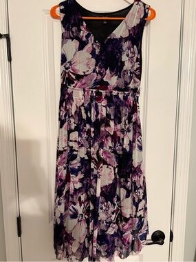 Simply Vera Vera Wang Black Satin Top with Subtle Sheen